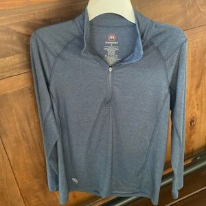 Travis Mathew three quarter zip up. 74% Polyester, 19% cotton and 7% spandex. Sm